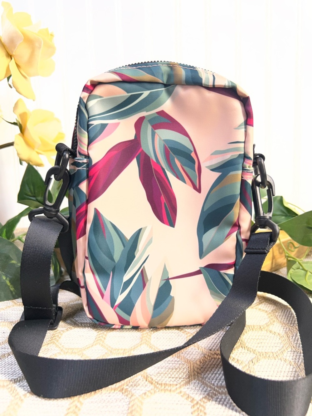 Vooray Core Crossbody Bag Tropical Leaf Print - Picture 4 of 8